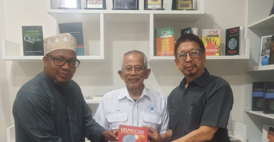 Dr. Bulushi C.E.O Wakf Commission of Kenya Meeting Receiving a token of appreciation from Prof. Dato Jamil