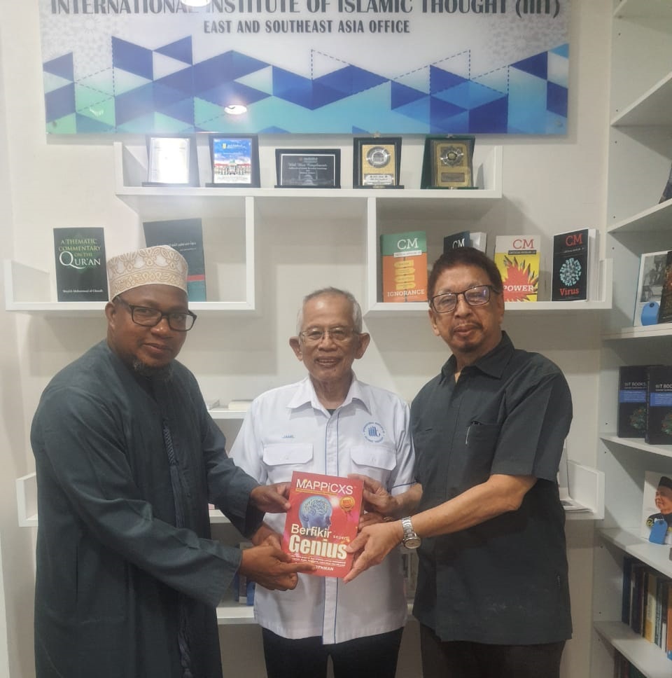 Dr. Bulushi C.E.O Wakf Commission of Kenya Meeting Receiving a token of appreciation from Prof. Dato Jamil